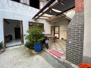 Outdoor dining - Maria Antônia's Family Home (Paraty)