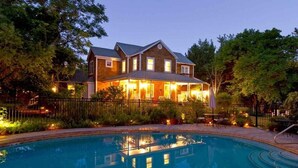 Seasonal outdoor pool, pool umbrellas, sun loungers - Sunflower Hill Inn (Moab)