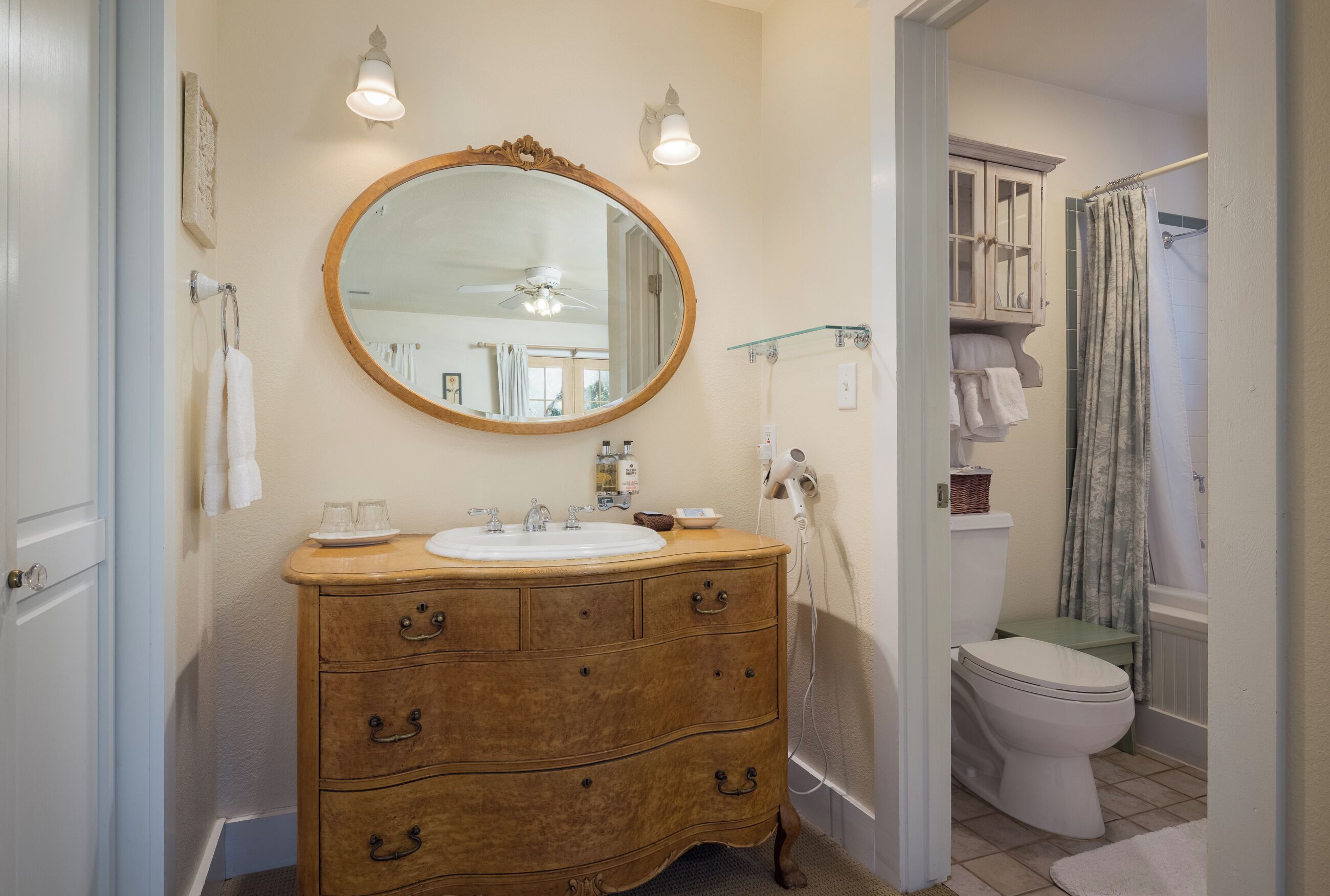 Kamer, balkon, uitzicht op vallei | Badkamer | Designer toiletartikelen, een haardroger, badjassen, zeep