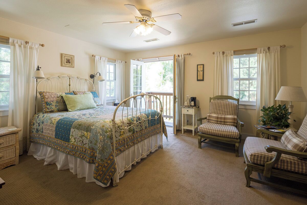 Zimmer, Balkon, Talblick | Hochwertige Bettwaren, Betten mit Memory-Foam-Matratzen