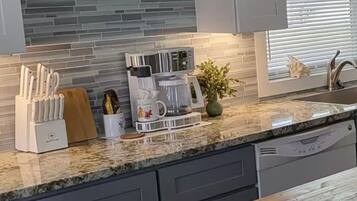 Microondas, horno, parrilla de estufa y lavavajillas