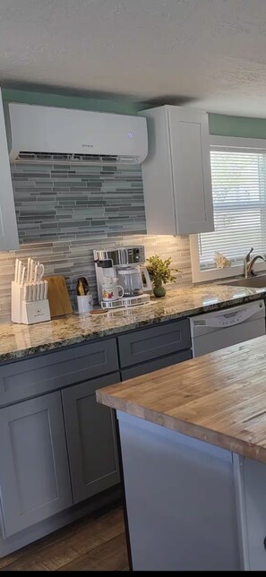 Microwave, oven, stovetop, dishwasher - Affordable! Possum Kingdom—Paradise getaway on the water. Sandy Beach Cove. (Graford)