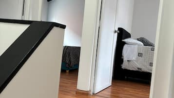 4 habitaciones, tabla de planchar con plancha, wifi y ropa de cama