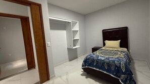 Appartement, 3 chambres, coin cuisine, dans la tour | Rideaux occultants, fer et planche à repasser, Wi-Fi gratuit