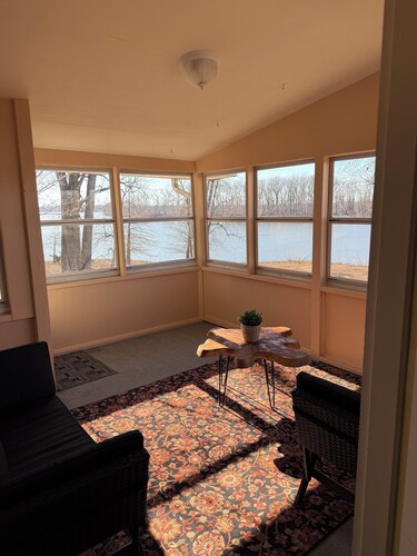 Cozy 1 bedroom waterfront cottage