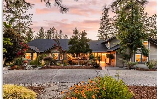 Spacious 6-bedroom house in Grass Valley, great for multi-family gathering