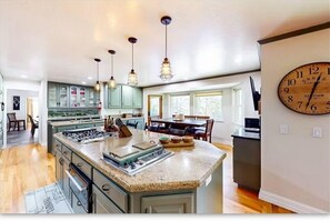 Mikroaaltouuni, uuni, liesi, astianpesukone