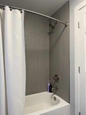 Secadora de cabello, toallas, jabón, papel de baño 