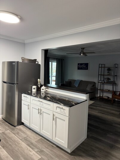 Modern 1-bedroom apartment in charming Whitesboro