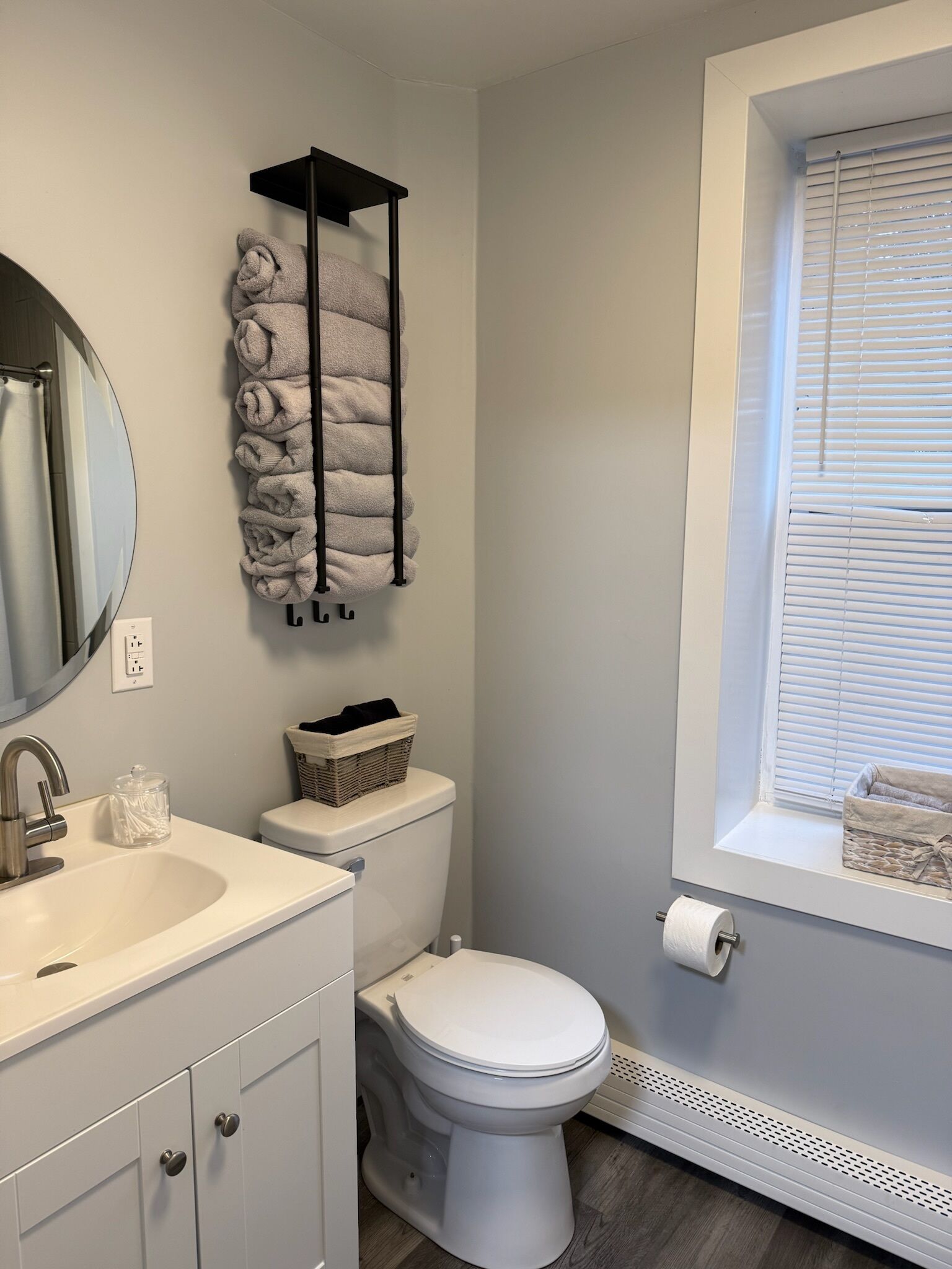 Secadora de cabello, toallas, jabón, papel de baño 