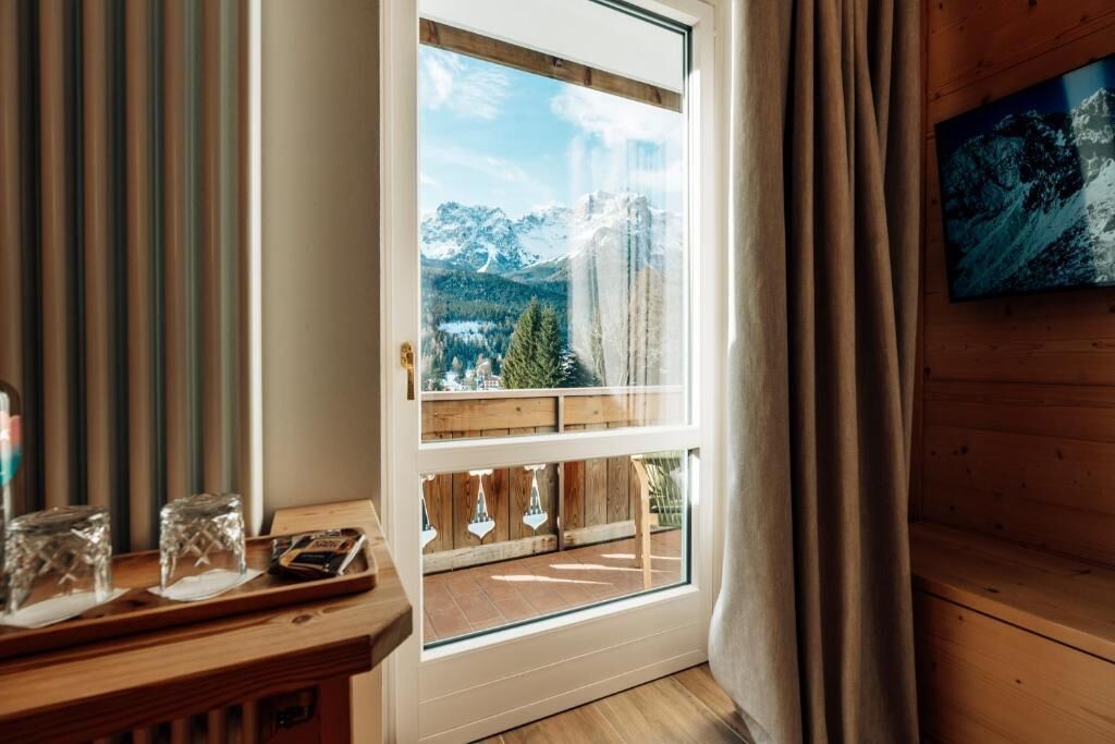 غرفة جونيور ثلاثية - بشرفة - منظر للجبل | المنشأة من الداخل