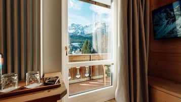 Chambre Triple Junior, balcon, vue montagne | Intérieur