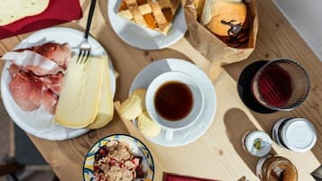 Petit déjeuner en libre-service compris tous les jours