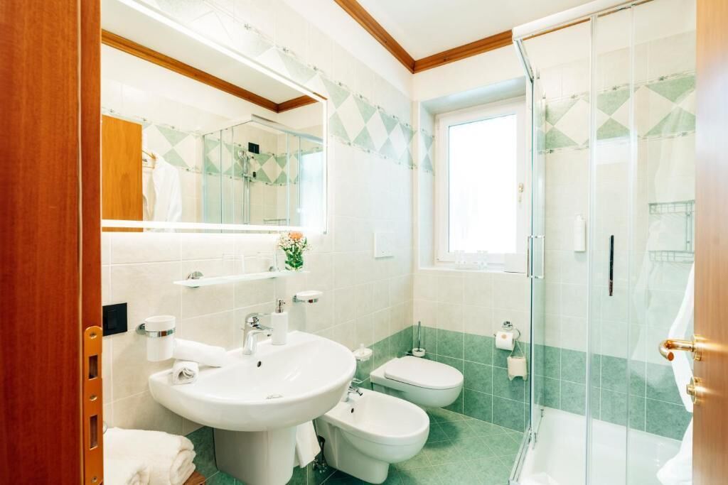 Deluxe Double or Twin Room, Balcony, Mountain View | Bathroom