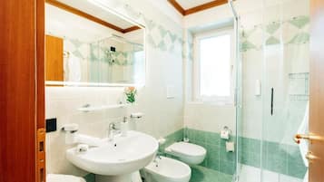 Deluxe Double or Twin Room, Balcony, Mountain View | Bathroom