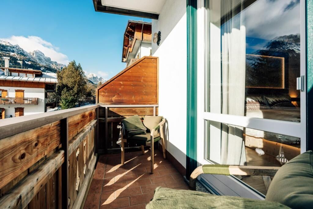 Deluxe-Doppel- oder -Zweibettzimmer, Balkon, Bergblick | Unterkunftsgelände