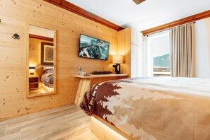 Safe på rommet, skrivebord, blendingsgardiner og lydisolert