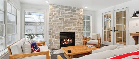 Smart TV, chimenea y oficina