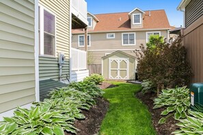 Property grounds - Huron Cottage, 3 Bedroom Next To Downtown South Haven & Beach - Dog Pet Friendly (South Haven)