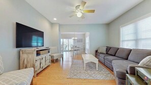 Living area - Huron Cottage, 3 Bedroom Next To Downtown South Haven & Beach - Dog Pet Friendly (South Haven)