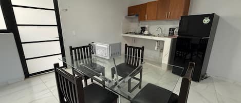 Eenvoudig appartement, patio, in toren | Privékeuken