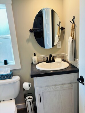 Haartrockner, Handtücher, Seife, Toilettenpapier