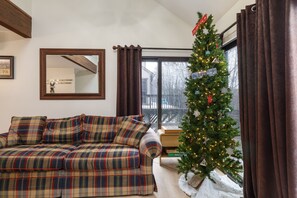 Fireplace - Ski-In, Chill-Out. Waterparks & Hiking: 108 Escape (Tannersville)