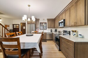 Frigorífic, microones, forn i placa de cuina 