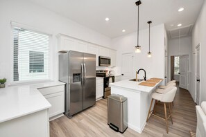 Private kitchen - Houston Townhome NRG, Med Center, Downtown, Free Parking (Houston)