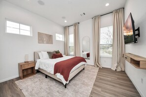 2 bedrooms, iron/ironing board, WiFi, bed sheets - Houston Townhome NRG, Med Center, Downtown, Free Parking (Houston)