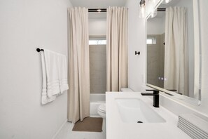 Hair dryer, towels, soap, toilet paper - Houston Townhome NRG, Med Center, Downtown, Free Parking (Houston)