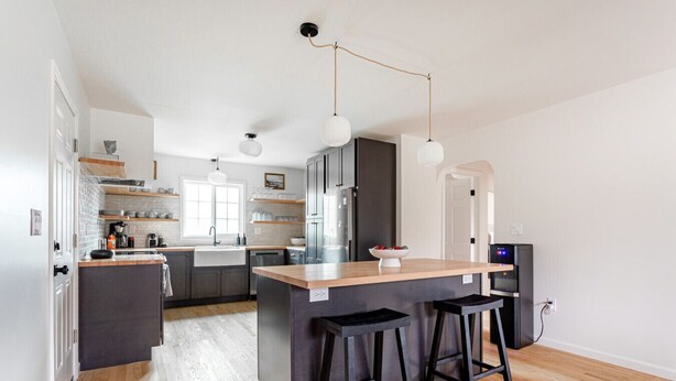 Wasserkocher mit Kaffee-/Teezubehör, Kühlschrank, Mikrowelle, Ofen