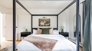 3 Schlafzimmer, Schreibtisch, Bügeleisen/Bügelbrett, Reisekinderbett