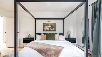 3 bedrooms, desk, iron/ironing board, travel cot