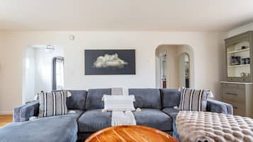 Fernseher, Bücher, Stereoanlage