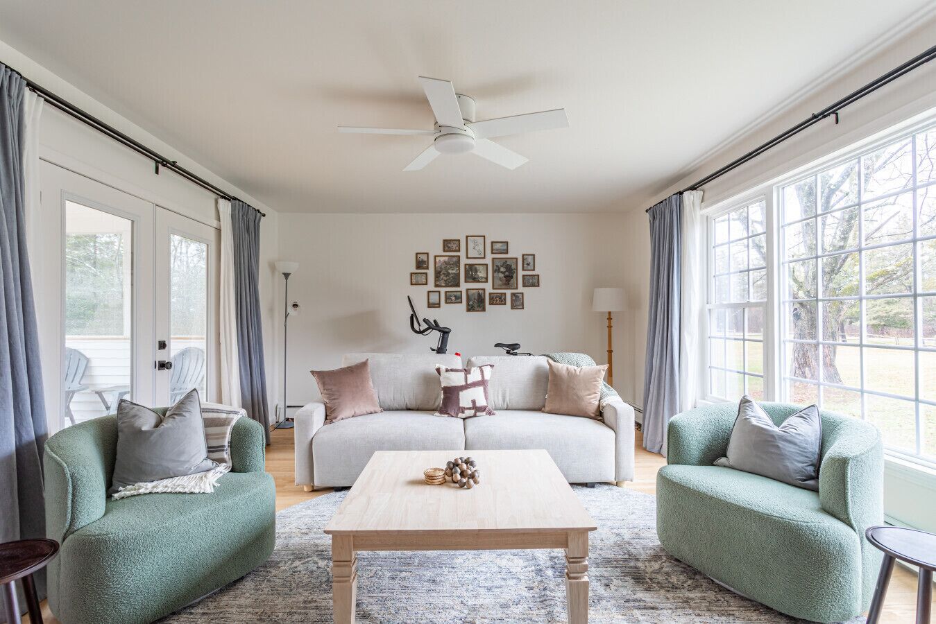 Fernseher, Bücher, Stereoanlage