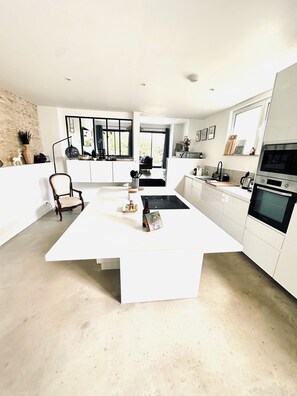 Microwave, oven, stovetop, dishwasher - Les Embruns, Charming house by the sea (Hermanville-sur-Mer)