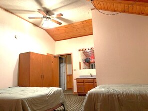 1 غرفة نوم وخدمة الإنترنت وملاءات أسرّة