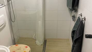 Douche, sĂšche-cheveux, serviettes fournies, savon