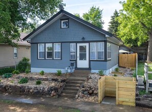 Exterior - The Riff: Sleeps 10, Close to DT, music-themed fun (Sioux Falls)
