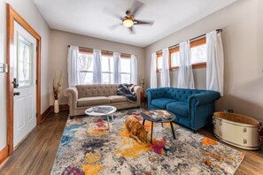 Living area - The Riff: Sleeps 10, Close to DT, music-themed fun (Sioux Falls)