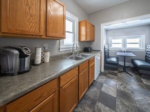 Private kitchen - The Riff: Sleeps 10, Close to DT, music-themed fun (Sioux Falls)