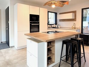 Fridge, microwave, oven, stovetop - Beachfront villa with pool and tropical garden. Calanques and shops 500m away (Fréjus)