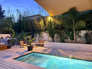 Outdoor pool - Beachfront villa with pool and tropical garden. Calanques and shops 500m away (Fréjus)