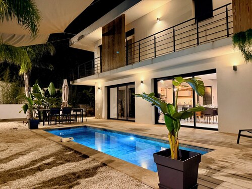 Beachfront villa with pool and tropical garden. Calanques and shops 500m away
