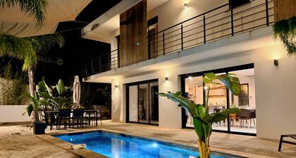 Beachfront villa with pool and tropical garden. Calanques and shops 500m away