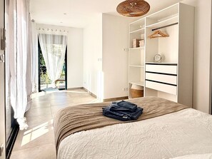 3 bedrooms, iron/ironing board, free WiFi, bed sheets - Beachfront villa with pool and tropical garden. Calanques and shops 500m away (Fréjus)