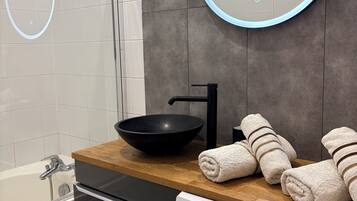 Hårføner, håndklær og såpe