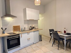 Mikrobølgeovn, ovn, kokeplater og oppvaskmaskin