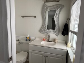 Serviettes fournies, papier toilette